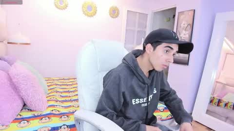 hottiie_guy online show from 10/28/25, 06:21