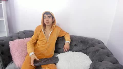 hottiie_guy online show from 10/31/25, 06:20