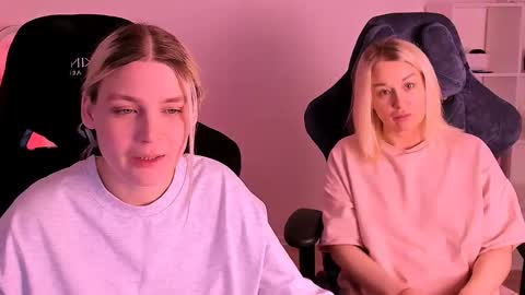 Snapshot of hottyblonds chatting on 12/19/24, 06:45 Nessie and Jessie online show from 12/19/24, 06:45