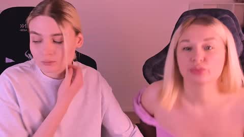 Snapshot of hottyblonds chatting on 12/31/24, 05:40 Nessie and Jessie online show from 12/31/24, 05:40