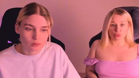 Snapshot of hottyblonds chatting on 12/31/24, 10:01 Nessie and Jessie online show from 12/31/24, 10:01