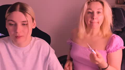 Snapshot of hottyblonds chatting on 01/01/25, 01:37 Nessie and Jessie online show from 01/01/25, 01:37