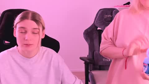 Snapshot of hottyblonds chatting on 01/04/25, 12:38 Nessie and Jessie online show from 01/04/25, 12:38