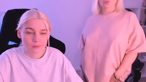 Snapshot of hottyblonds chatting on 01/23/25, 09:39 Nessie and Jessie online show from 01/23/25, 09:39