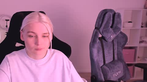 Snapshot of hottyblonds chatting on 01/24/25, 06:57 Nessie and Jessie online show from 01/24/25, 06:57