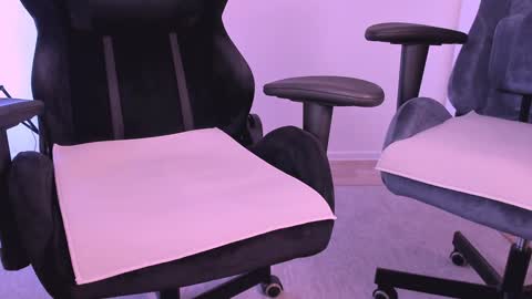 Snapshot of hottyblonds chatting on 01/27/25, 05:26 Nessie and Jessie online show from 01/27/25, 05:26