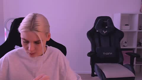 Snapshot of hottyblonds chatting on 02/04/25, 11:05 Nessie and Jessie online show from 02/04/25, 11:05