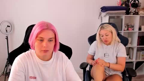 Snapshot of hottyblonds chatting on 09/19/25, 10:38 Nessie and Jessie online show from 09/19/25, 10:38