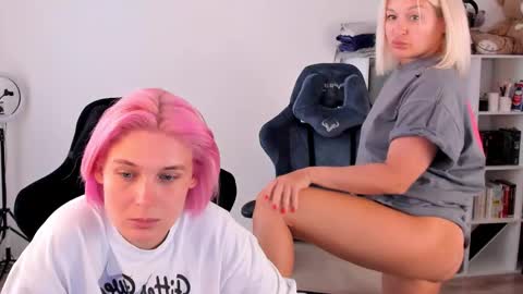 Snapshot of hottyblonds chatting on 09/20/25, 10:27 Nessie and Jessie online show from 09/20/25, 10:27