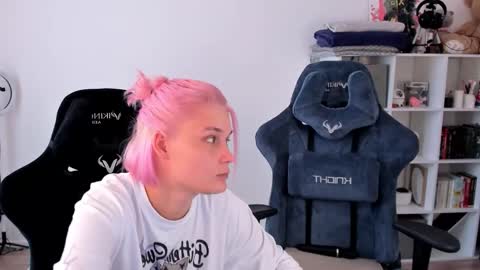 Snapshot of hottyblonds chatting on 09/22/25, 10:50 Nessie and Jessie online show from 09/22/25, 10:50