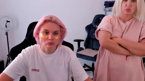 Snapshot of hottyblonds chatting on 10/04/25, 10:02 Nessie and Jessie online show from 10/04/25, 10:02