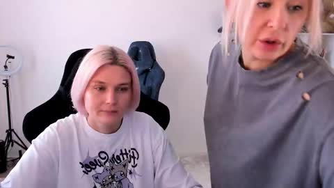 Snapshot of hottyblonds chatting on 10/19/25, 09:54 Nessie and Jessie online show from 10/19/25, 09:54