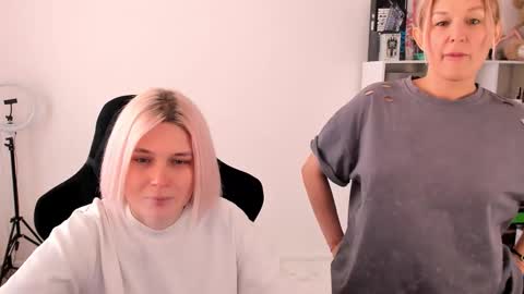 Snapshot of hottyblonds chatting on 10/31/25, 11:33 Nessie and Jessie online show from 10/31/25, 11:33