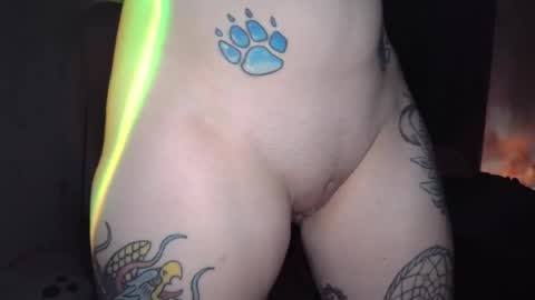 Snapshot of hotwetfreak chatting on 04/19/26, 04:45 Lili Vixen online show from 04/19/26, 04:45