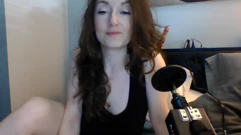 Snapshot of housewifeelle chatting on 04/23/26, 08:33 housewifeelle online show from 04/23/26, 08:33