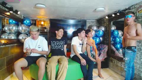 Snapshot of howents chatting on 12/14/24, 12:33 HOWENTS online show from 12/14/24, 12:33