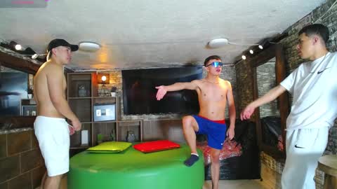 Snapshot of howents chatting on 12/28/24, 12:47 HOWENTS online show from 12/28/24, 12:47