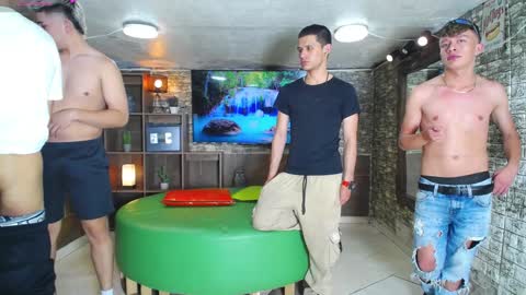 Snapshot of howents chatting on 12/31/24, 01:04 HOWENTS online show from 12/31/24, 01:04