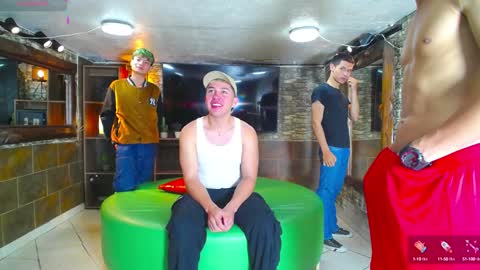 Snapshot of howents chatting on 01/12/25, 01:32 HOWENTS online show from 01/12/25, 01:32