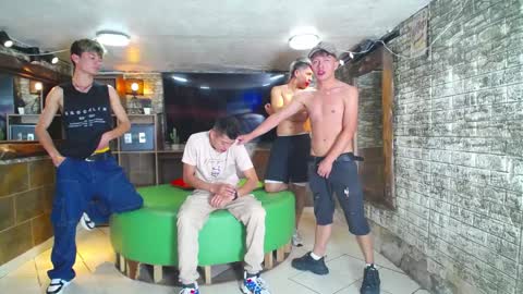 Snapshot of howents chatting on 01/13/25, 01:45 HOWENTS online show from 01/13/25, 01:45