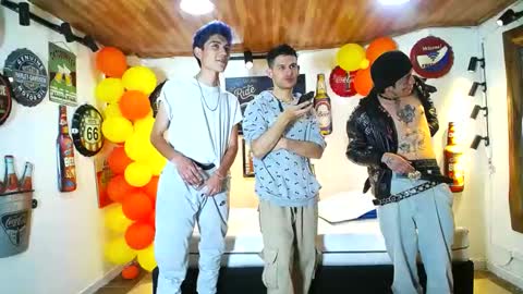 Snapshot of howents chatting on 02/13/25, 02:45 HOWENTS online show from 02/13/25, 02:45