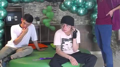 Snapshot of howents chatting on 02/14/25, 03:11 HOWENTS online show from 02/14/25, 03:11