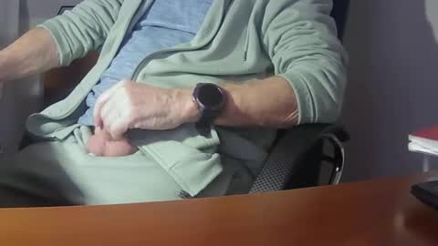 Snapshot of hpeter111 chatting on 01/12/25, 07:21 Peter online show from 01/12/25, 07:21