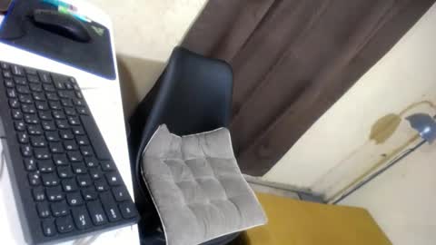 Snapshot of hugcock69_precious chatting on 01/20/25, 05:04 Precious online show from 01/20/25, 05:04