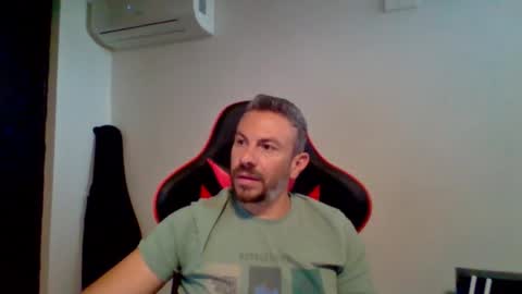 Snapshot of huge__cumshot chatting on 09/11/25, 09:20 huge__cumshot online show from 09/11/25, 09:20