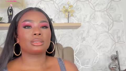 Snapshot of huge_boobs_ebony chatting on 06/25/26, 08:02 huge boobs ebony online show from 06/25/26, 08:02