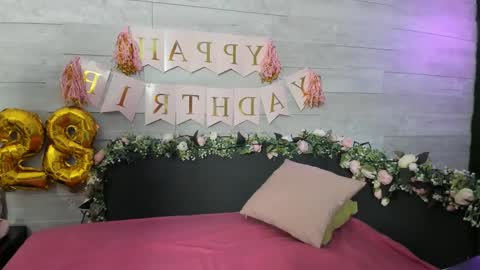 Snapshot of hugeboobserin chatting on 12/18/24, 04:20 Erin online show from 12/18/24, 04:20