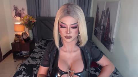 Christine online show from 01/12/25, 02:52