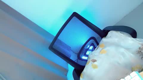 Snapshot of hugecockyanny chatting on 11/25/25, 02:22 Yhanie online show from 11/25/25, 02:22