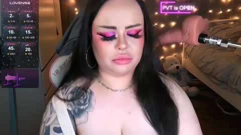 Snapshot of huggy_og chatting on 02/17/25, 06:37 Maddison online show from 02/17/25, 06:37