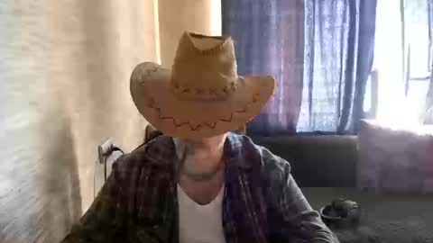 Snapshot of hugo__brad chatting on 03/13/26, 10:44 Hugo online show from 03/13/26, 10:44