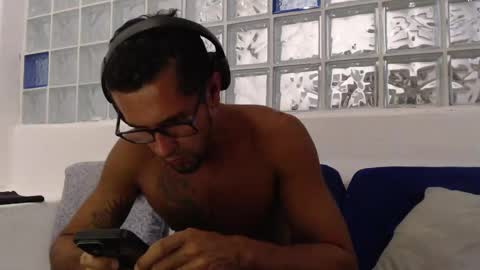 Snapshot of hugoanzola chatting on 03/03/25, 01:42 Colombian Milkman online show from 03/03/25, 01:42