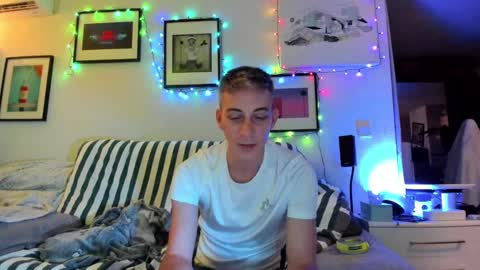 Snapshot of hugolandcam chatting on 12/17/24, 05:47 Hugo online show from 12/17/24, 05:47