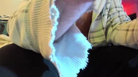 Snapshot of hugolandcam chatting on 12/28/24, 03:48 Hugo online show from 12/28/24, 03:48