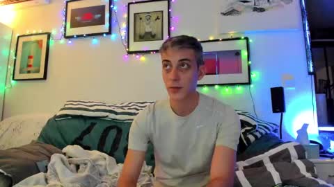 Snapshot of hugolandcam chatting on 12/29/24, 09:09 Hugo online show from 12/29/24, 09:09