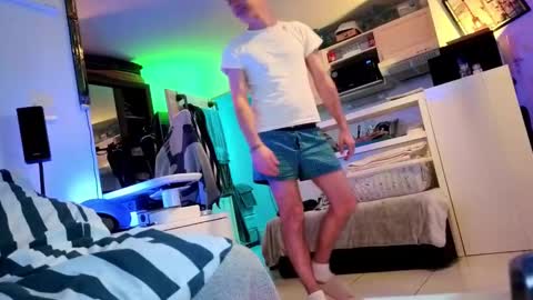 Snapshot of hugolandcam chatting on 01/03/25, 09:15 Hugo online show from 01/03/25, 09:15