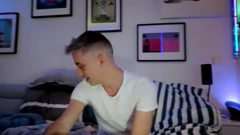 Snapshot of hugolandcam chatting on 01/04/25, 03:17 Hugo online show from 01/04/25, 03:17