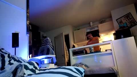 Snapshot of hugolandcam chatting on 01/07/25, 08:52 Hugo online show from 01/07/25, 08:52