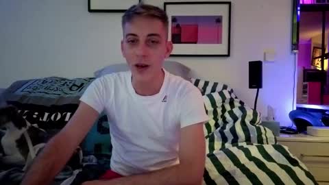 Snapshot of hugolandcam chatting on 01/09/25, 09:16 Hugo online show from 01/09/25, 09:16