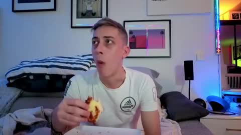 Snapshot of hugolandcam chatting on 02/11/25, 09:03 Hugo online show from 02/11/25, 09:03