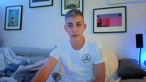 Snapshot of hugolandcam chatting on 11/16/25, 03:28 Hugo online show from 11/16/25, 03:28