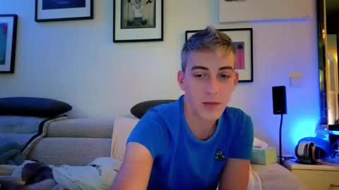 Snapshot of hugolandcam chatting on 11/30/25, 04:33 Hugo online show from 11/30/25, 04:33