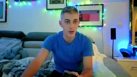 Snapshot of hugolandcam chatting on 12/21/25, 04:36 Hugo online show from 12/21/25, 04:36