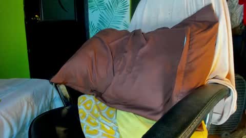 Snapshot of hungasiangirl chatting on 01/08/25, 05:59 help me make 25000 tokens for my mother HEARING aid online show from 01/08/25, 05:59