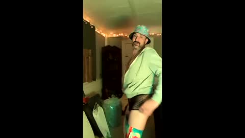 Snapshot of hungitalian40 chatting on 04/05/26, 03:04 hungitalian40 online show from 04/05/26, 03:04