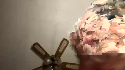 Snapshot of hunglow17 chatting on 12/06/24, 05:09 hunglow17 online show from 12/06/24, 05:09